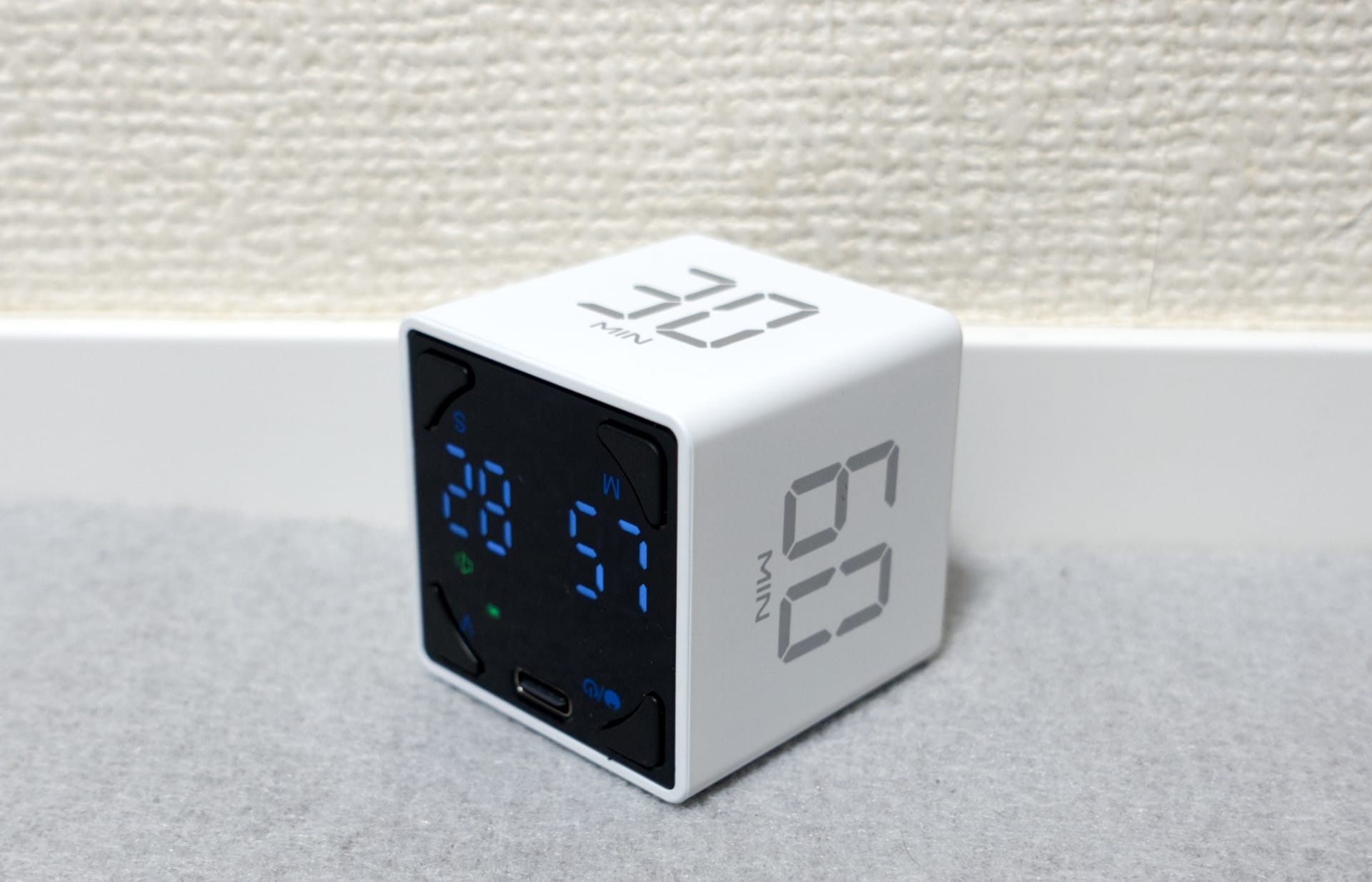 TickTimer Cube T4本体を斜めから撮影した写真
