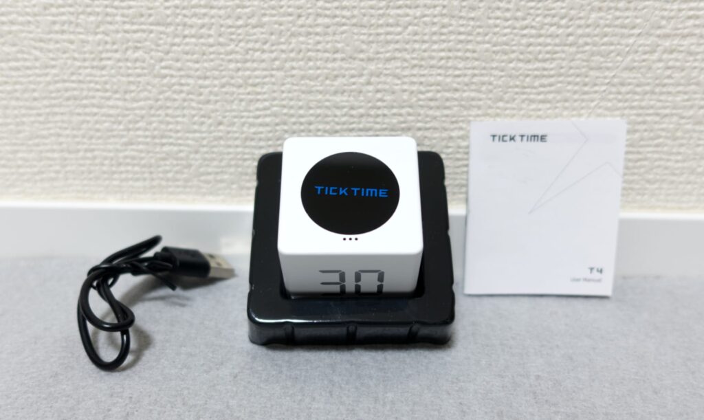 TickTimer Cube T4本体と付属品を並べた写真